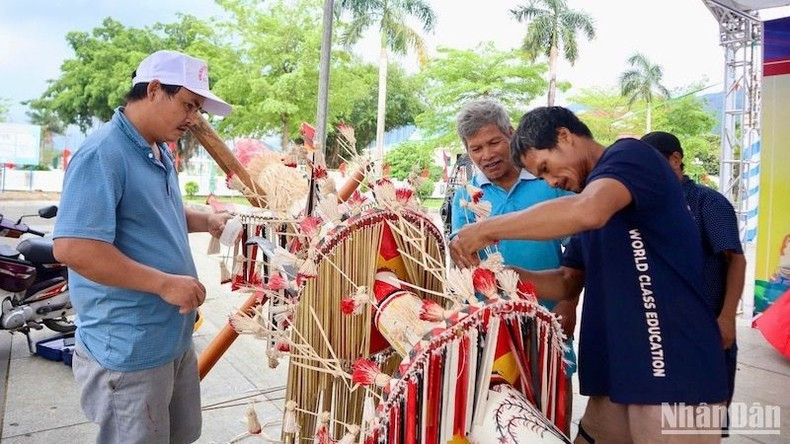 Artists actively create and are passionate about traditional folk art to spread unique cultural values. Artists actively create and are passionate about traditional folk art to spread unique cultural values.