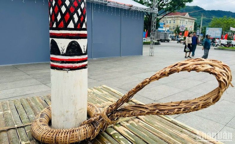 The nai trau is meticulously crafted, with elaborate patterns The nai trau is meticulously crafted, with elaborate patterns