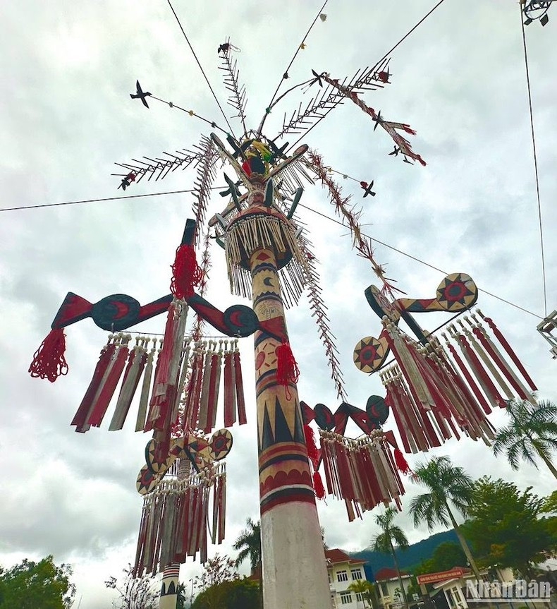 The decorative art of the pole is distinguished by its uniqueness compared to many other ethnic groups across the Truong Son – Central Highlands. The decorative art of the pole is distinguished by its uniqueness compared to many other ethnic groups across the Truong Son – Central Highlands.