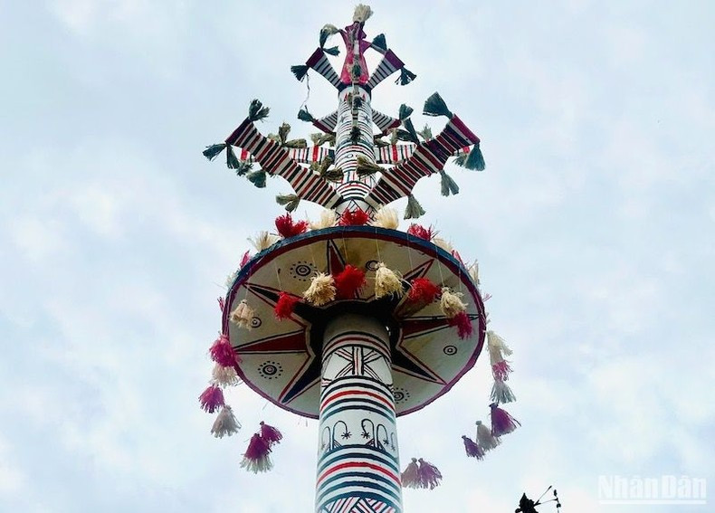 The decorative motifs on different types of pole are impressively diverse and symbolic. The decorative motifs on different types of pole are impressively diverse and symbolic.