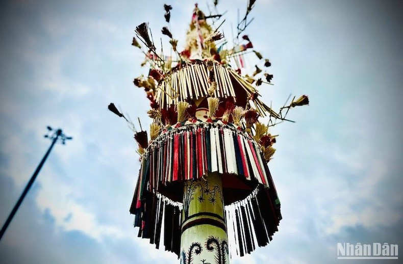 The main pole is usually made from cho trees, while the upper section and branches are fashioned from bamboo, rattan and tree bark The main pole is usually made from cho trees, while the upper section and branches are fashioned from bamboo, rattan and tree bark