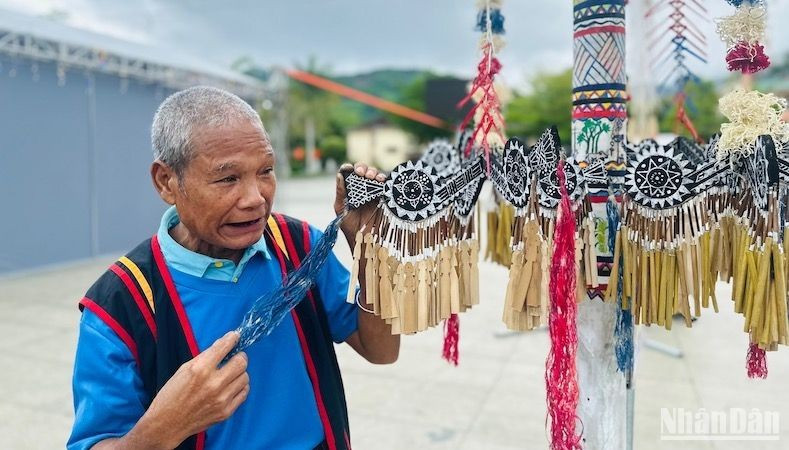 Over time, the number of artisans capable of creating these traditional poles has dwindled. Over time, the number of artisans capable of creating these traditional poles has dwindled.