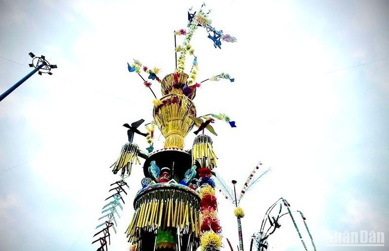 Decorative drongos placed at the top and around the pole form a distinctive visual hallmark of the Co community in the mountainous Tra Bong region. Decorative drongos placed at the top and around the pole form a distinctive visual hallmark of the Co community in the mountainous Tra Bong region.