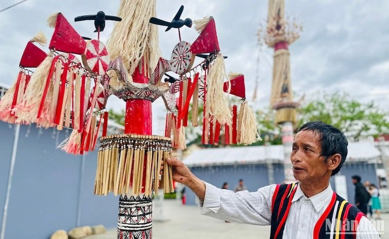 According to artisan Ho Van De from Tra Phong commune, “The pole used in ancestral worship is decorated in three symbolic colours: black represents the earth, white symbolises the sky, and red signifies fire.” According to artisan Ho Van De from Tra Phong commune, “The pole used in ancestral worship is decorated in three symbolic colours: black represents the earth, white symbolises the sky, and red signifies fire.”