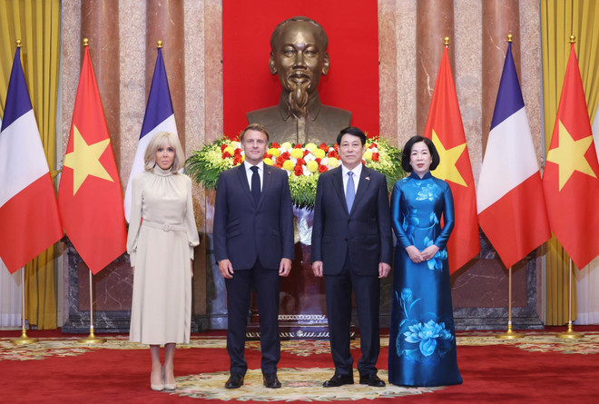 State President Luong Cuong (second from right( and French President Emmanuel Macron (second from left) and their spouses (Photo: VNA)