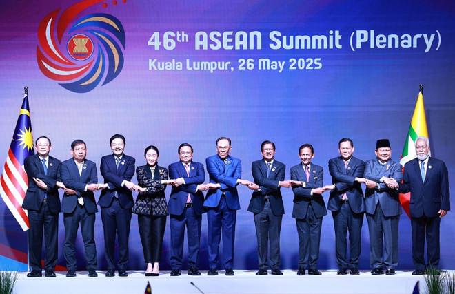 Leaders pose for a group photo at the plenary session of the 46th ASEAN Summit in Kuala Lumpur, Malaysia on May 26 morning. (Photo: VNA) Leaders pose for a group photo at the plenary session of the 46th ASEAN Summit in Kuala Lumpur, Malaysia on May 26 morning. (Photo: VNA)