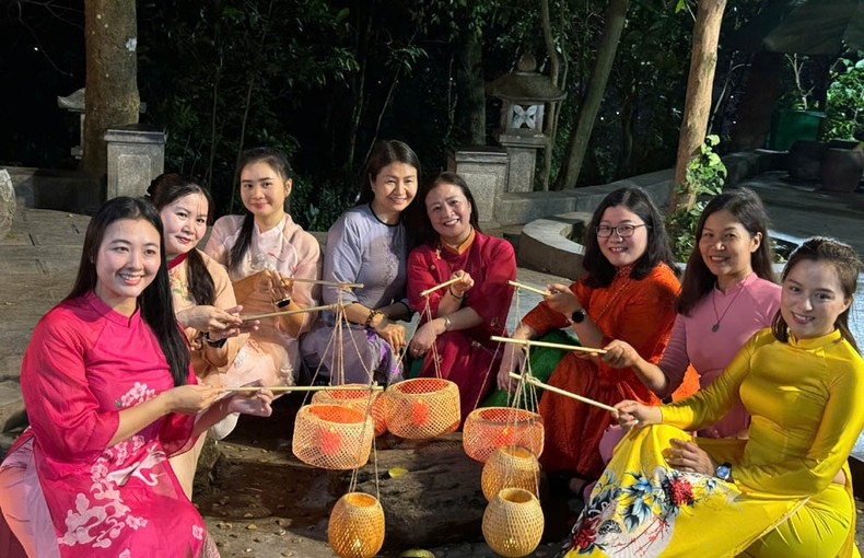 Many visitors enjoy experiencing the Hung Temple night tour. Many visitors enjoy experiencing the Hung Temple night tour.