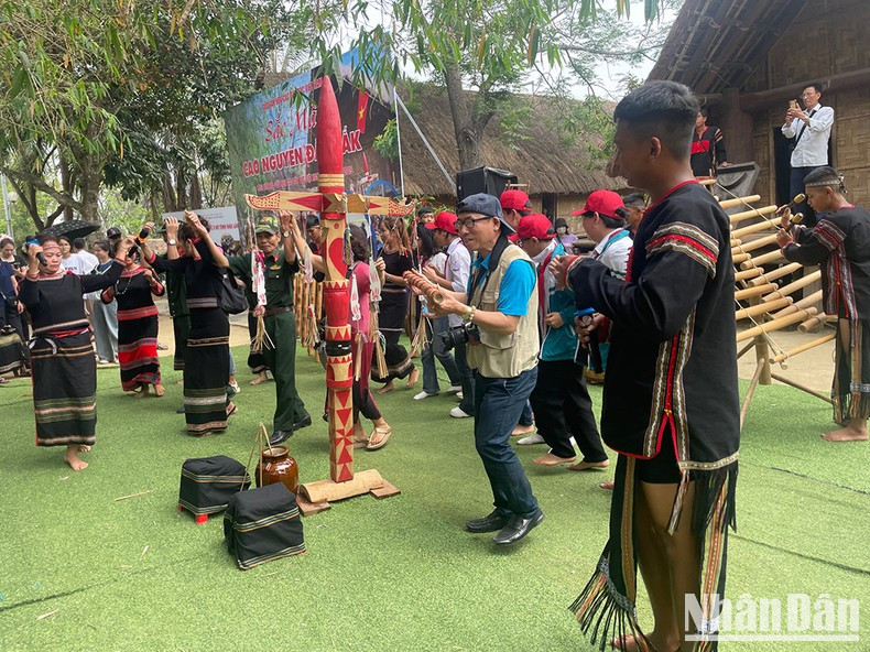 Traditional dances performed by ethnic groups always attract visitors. (Photo: NDO)