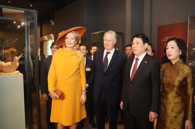 State President Luong Cuong and his spouse Nguyen Thi Minh Nguyet, together with King Philippe and Queen Mathilde of Belgium are guided through Vietnam's thousand-year history via preserved artifacts at the Imperial Citadel. (Photo: VNA)