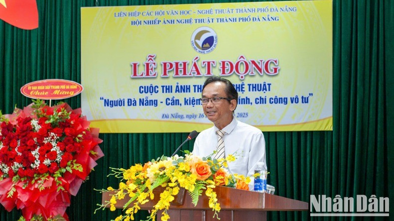 Nguyen Nho Khiem, Chairman of the Union of Literature and Arts Associations of Da Nang, officially launched the contest.