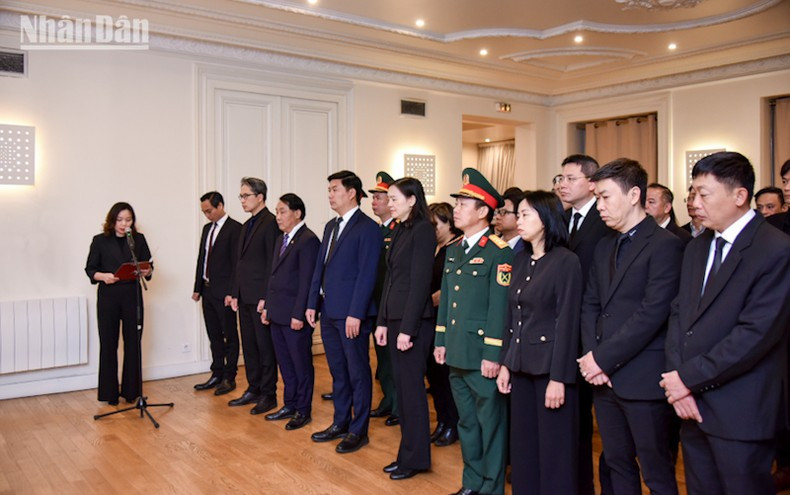 Chargé d’Affaires Pham Thi Kim Yen delivered the eulogy at the memorial service for former President Tran Duc Luong. Chargé d’Affaires Pham Thi Kim Yen delivered the eulogy at the memorial service for former President Tran Duc Luong.