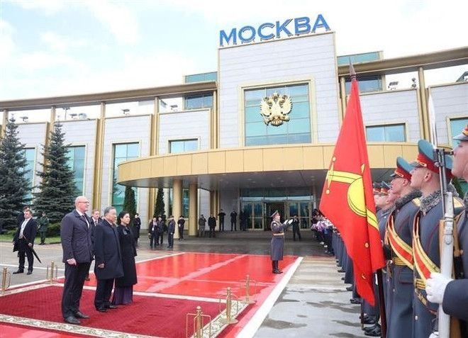 The farewell ceremony for the Vietnamese leader at the airport in Moscow. (Photo: VNA)