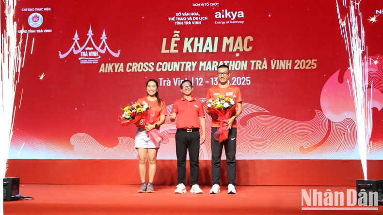 Thanh Vu, Minh Duc-two ambssadors of the marathon-received flowers from the organisers