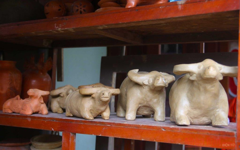 Thanh Ha villagers make clay buffalos in hope for thriving new year ảnh 8 Thanh Ha villagers make clay buffalos in hope for thriving new year ảnh 8