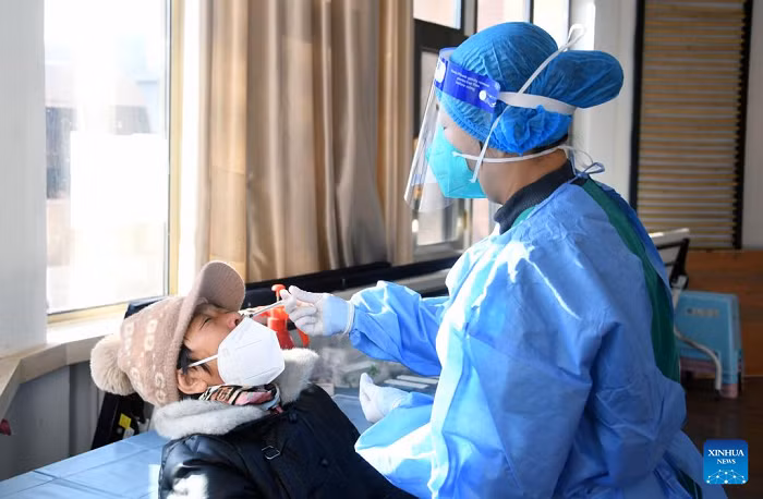 A medical staff administers a second booster dose of COVID-19 vaccine for an elder through nose at a temporary vaccination site in Haidian District, Beijing, capital of China, Dec. 17, 2022. China is continuing its optimization of COVID-19 epidemic prevention and control measures as it shifts the focus of its response strategy from curbing new infections to preventing and treating severe cases. (Photo: Xinhua)