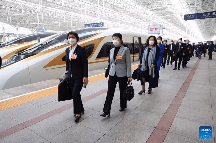 Delegates from Inner Mongolia Autonomous Region to the 20th National Congress of the Communist Party of China (CPC) arrived in Beijing on Thursday. More than 2,200 delegates, representing more than 96 million CPC members across the nation, are arriving in the capital to attend the congress, scheduled to open on Oct. 16. (Photo: Xinhua)
