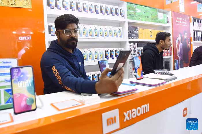 A mobile phone shop is pictured in southern Pakistani port city of Karachi on Dec. 24, 2022. (Source: Xinhua)