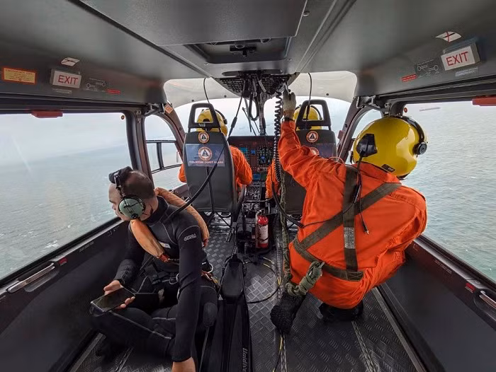 The Philippine Coast Guard (PCG) and other volunteers have rushed to contain a large oil spill from a sunken tanker carrying 1.4 million liters of industrial fuel in Manila Bay on Thursday.
