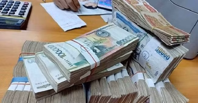 The year-on-year inflation rate in Laos dropped to 38.86 percent in May, down from 39.89 percent in April, according to the Lao Statistics Bureau.