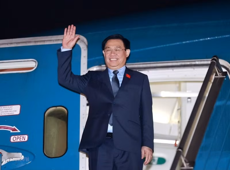 NA Chairman Vuong Dinh Hue at the Noi Bai International Airport (Photo: VNA)