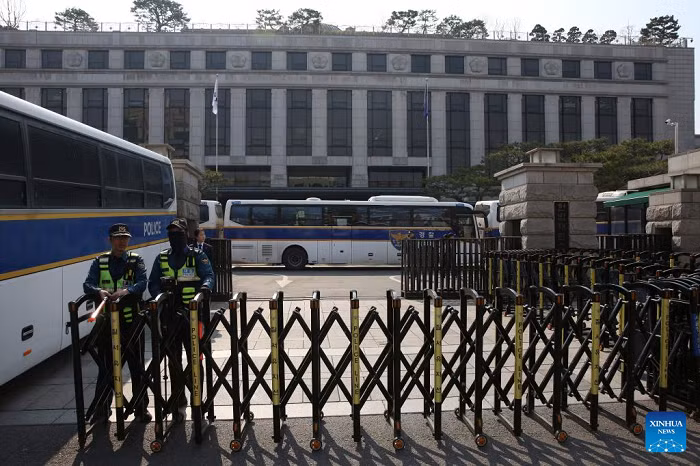 Police officers are seen on duty in front of the constitutional court in Seoul, the Republic of Korea (RoK), April 1, 2025. The RoK’s constitutional court will decide whether to impeach President Yoon Suk-yeol on April 4, the court said Tuesday. (Photo: Xinhua)