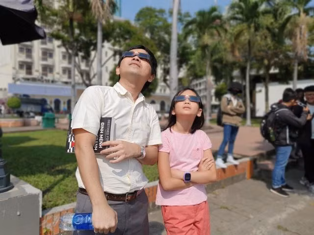 Vietnamese enjoy decade’s last solar eclipse ảnh 4 Vietnamese enjoy decade’s last solar eclipse ảnh 4