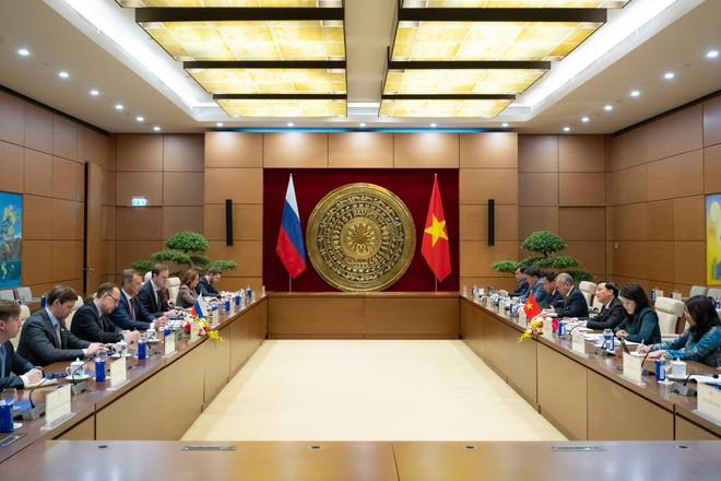 At the meeting between National Assembly Vice Chairman Nguyen Khac Dinh and visiting First Deputy Speaker of Federation Council of Russia&apos;s Federal Assembly Andrey Vladimirovich Yatskin in Ha Noi on December 1. (Photo: quochoi.vn)