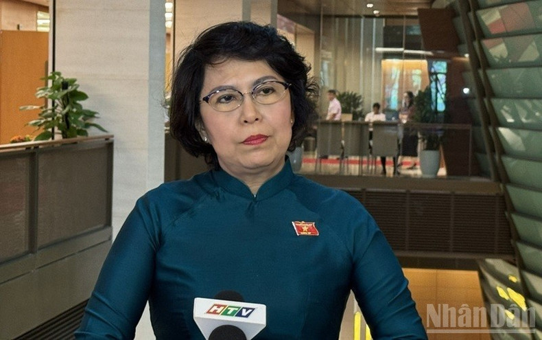 Deputy To Thi Bich Chau (from the Ho Chi Minh City Delegation) answers questions from reporters. (Photo: TRUNG HUNG) Deputy To Thi Bich Chau (from the Ho Chi Minh City Delegation) answers questions from reporters. (Photo: TRUNG HUNG)