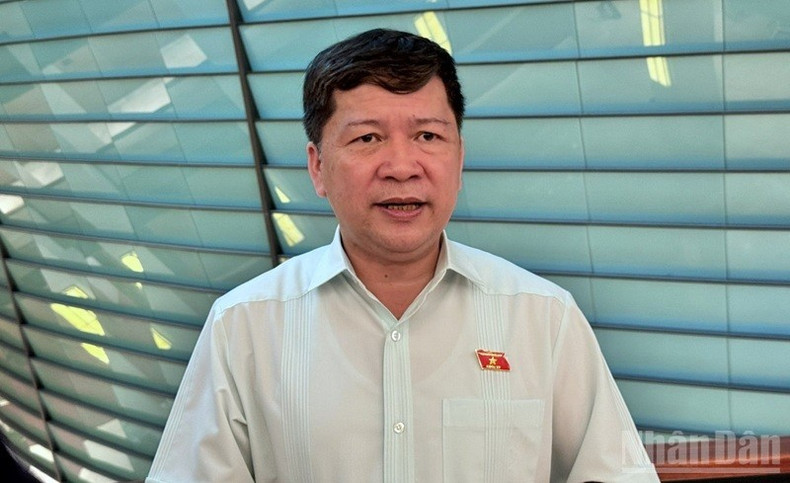 Deputy Ta Van Ha (from the Quang Nam NA delegation) answers questions from the press. (Photo: TRUNG HUNG) Deputy Ta Van Ha (from the Quang Nam NA delegation) answers questions from the press. (Photo: TRUNG HUNG)
