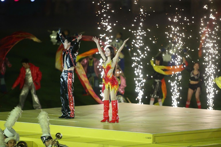 Artists Daou Pittaya and Kratae Nipaporn perform at the closing ceremony.
