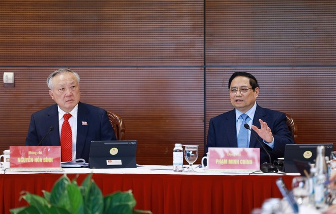 PM Pham Minh Chinh (R) speaks at the discussion (Photo: VNA)