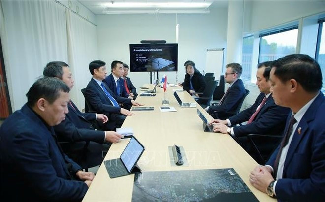 Nguyen Duy Ngoc (third, left), Politburo member, Secretary of the Party Central Committee, Chairman of its Inspection Commission and the working delegation exchange experiences at the ICEYE Space Technology Company. (Photo: VNA) Nguyen Duy Ngoc (third, left), Politburo member, Secretary of the Party Central Committee, Chairman of its Inspection Commission and the working delegation exchange experiences at the ICEYE Space Technology Company. (Photo: VNA)