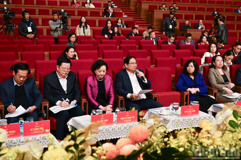 Prime Minister Pham Minh Chinh gives instructions to finalise programmes for the 11th National Patriotic Emulation Congress.