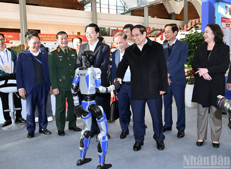 The Prime Minister inspects the preparations of booths showcasing exemplary products.