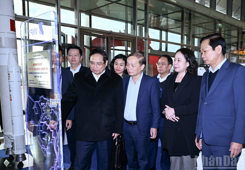 The Prime Minister inspects the preparations of booths showcasing exemplary products.