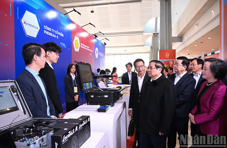 The Prime Minister inspects the preparations of booths showcasing exemplary products.
