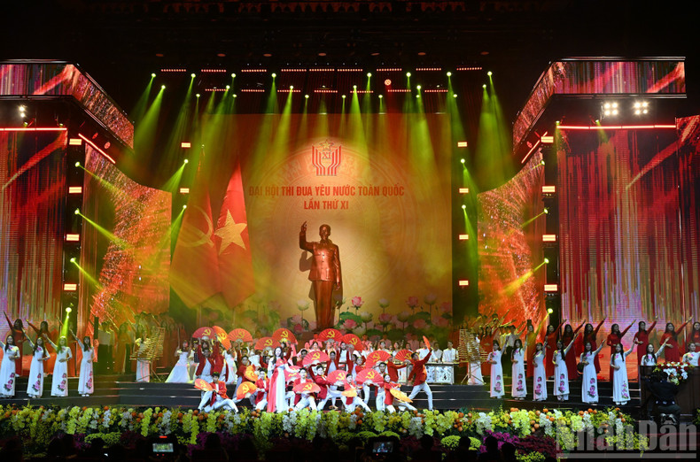 An art performance celebrating the 11th National Patriotic Emulation Congress.