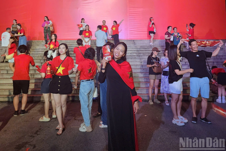 Audience Tran Thi Bich Thuy takes the opportunity to snap a keepsake photo in front of the stadium. Audience Tran Thi Bich Thuy takes the opportunity to snap a keepsake photo in front of the stadium.
