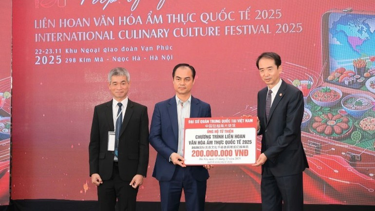 Ambassador He Wei and representatives of the Chinese Embassy in Viet Nam present charitable donations at the 2025 International Culinary Festival.