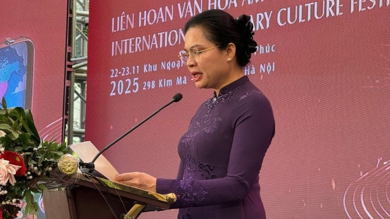 Vice President of the Viet Nam Fatherland Front Central Committee Ha Thi Nga speaks at the event.