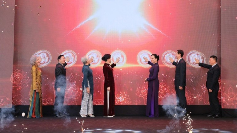 Madam Ngo Phuong Ly and other delegates press the button to open the festival.
