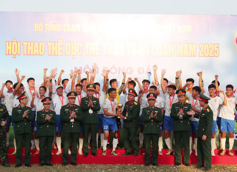 The first-place award in men’s football. (Photo: TRONG DUC)