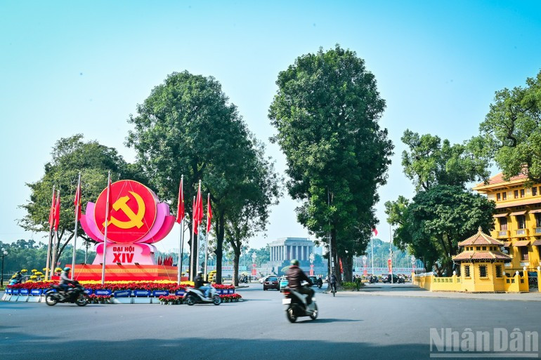 At the Dien Bien Phu–Doc Lap–Chu Van An intersection, decorative clusters featuring the hammer-and-sickle symbol of the Party flag alongside the national flag have been arranged in a harmonious and dignified manner. (Photo: Bao Long)