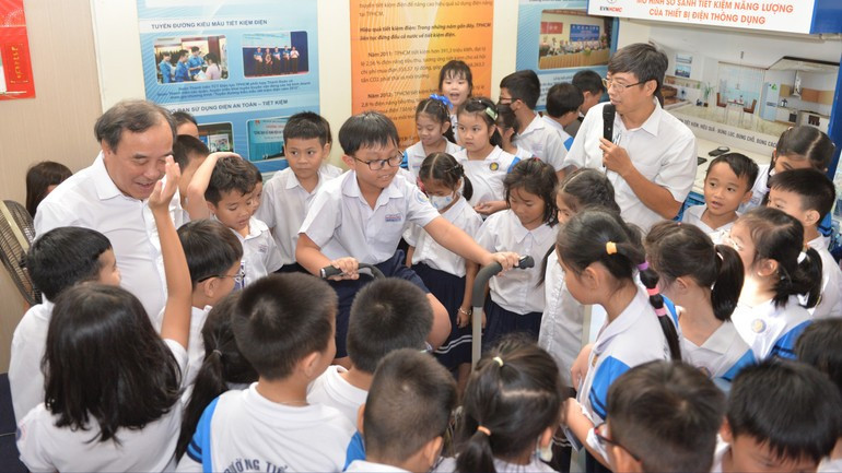 Students experience generating energy by cycling in a laboratory experiment. Students experience generating energy by cycling in a laboratory experiment.