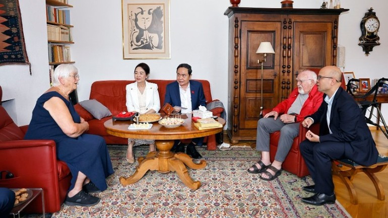 National Assembly Chairman Tran Thanh Man and his spouse Nguyen Thi Thanh Nga visit the family of Jacques Savary in Switzerland’s Vevey on July 28 (local time). (Photo: VNA) thuysi2.jpg
