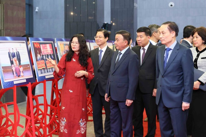 Politburo member and standing member of the Party Central Committee’s Secretariat Tran Cam Tu, and delegates, visit an exhibition showcasing outstanding images on people-to-people diplomacy activities in 2025. (Photo: VNA)