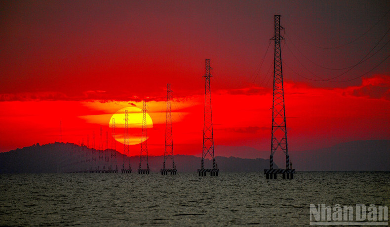 Photo: Sunset over the Sea of Ha Tien by Nguyen Dao Duc (National power lines stretch across the sea to reach Tien Hai island Commune – Ha Tien – An Giang). anh2.jpg