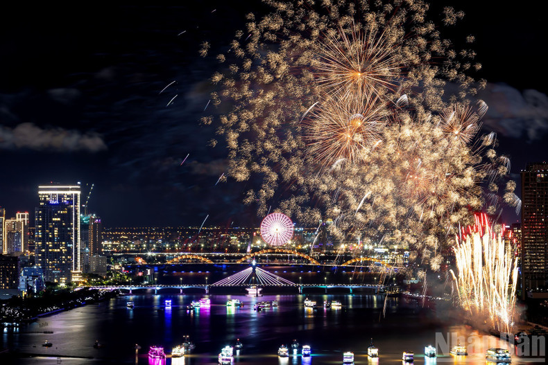 Photo: Symphony of Light – Igniting the future by photographer Do Ba Hung anh8.jpg