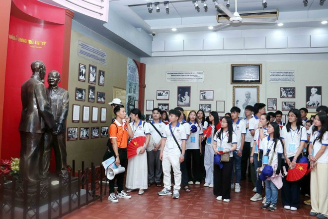 Young OVs visit Ho Chi Minh Museum in Ho Chi Minh City (Photo: VNA) Young OVs visit Ho Chi Minh Museum in Ho Chi Minh City (Photo: VNA)