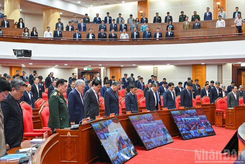 Party General Secretary To Lam and other Party and State leaders observe one minute of silence in memory of those who lost their lives due to natural disasters.